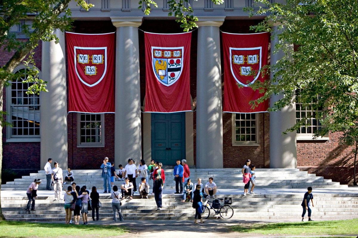 ¡A estudiar en línea con Harvard! La Universidad de Harvard es una de las instituciones de educación más prestigiosas del mundo y una de las más antiguas de Estados Unidos, por sus salones han pasado grandes personalidades del mundo y su calidad académica es impresionante.