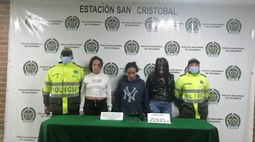 Tres mujeres capturadas por llevar un revólver calibre 38 en San Cristóbal En las últimas horas la Policía Metropolitana de Bogotá capturó a tres mujeres que fueron capturadas por el delito de porte ilegal de armas, en la localidad de San Cristóbal.