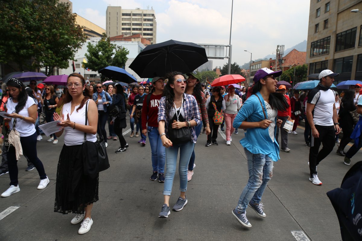 Policía de Bogotá, lista para las movilizaciones de este viernes Este viernes 28 de enero se llevarán a cabo varias movilizaciones que fueron convocatas por diferentes colectivos a través de redes sociales, para expresar su rechazo a la Ley de Seguridad Ciudadana, el aumento de los precios en los alimentos y el 'falso aumento del salario mínimo'.