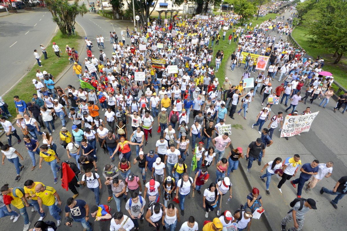 Minuto a minuto de las marchas en Bogotá Tras el inicio de las movilizaciones programadas para el día de hoy y, que iniciaron en diferentes sectores como la Universidad Pedagógica, Plaza de Bolívar y Monumento a Banderas, cientos de personas transitan por las calles de Bogotá para conmemorar un año del Paro Nacional .