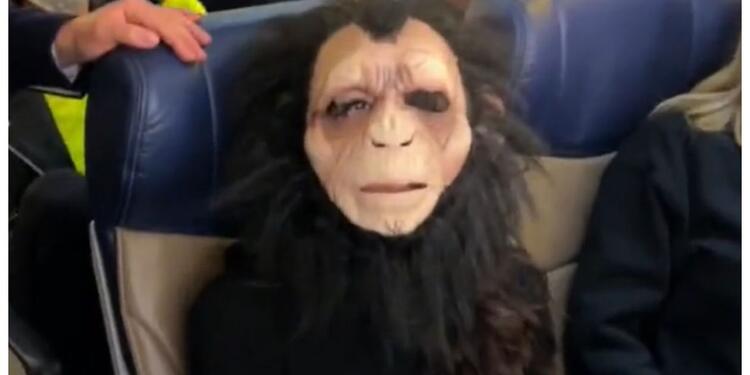 EN VIDEO: En vez de tapabocas, usó una máscara de mono en un avión Una joven se viralizó en redes sociales cuando quedó grabada por otros pasajeros que iban a viajar en un avión. La mujer discutía con los tripulantes, ya que estos le solicitaron que debía usar el tapabocas, a lo que ella se negaba. Finalmente su insólita solución fue usar una máscara de mono, causando risas entre los pasajeros.
