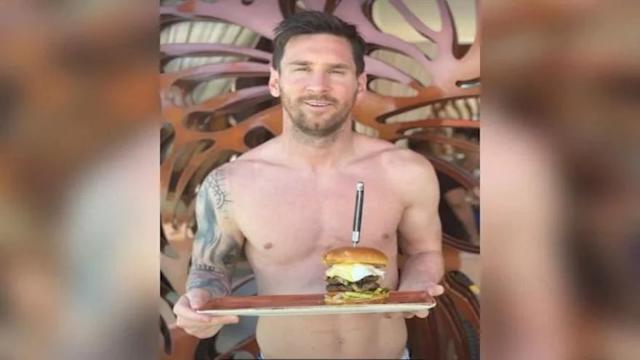 Leo Messi anuncia su propia hamburguesa en prestigiosa cadena de restaurantes Una reconocida cadena de restaurantes presentó su nueva apuesta, la hamburguesa 'Messi' en honor al astro argentino del fútbol.