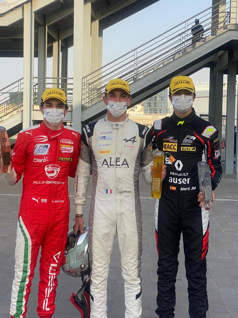 Sebastián Montoya en el podio de la primera carrera de FRAC en Dubái El piloto de la escudería Telmex Claro finalizó este sábado en la tercera posición de la carrera de la segunda ronda en la Fórmula Regional Asiática (FRAC), que lo mantienen como líder del campeonato, que tendrá que revalidar en las dos carreras de este domingo.