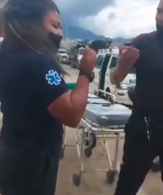 EN VIDEO: Tremenda mechoneada entre paramédicas por un paciente en Usme Agarradas del pelo terminaron dos mujeres que trabajan como paramédico, en plena vía pública de Bogotá. Al parecer se disputaban la atención de un accidente de tránsito.