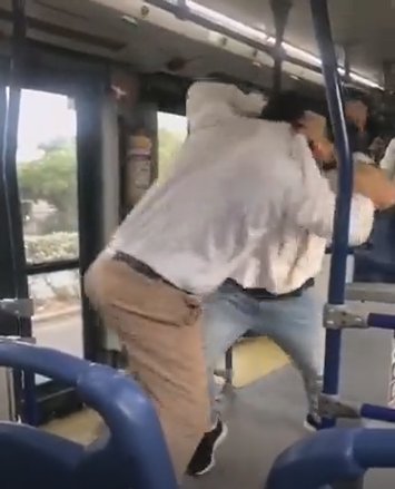 EN VIDEO: A las manos se fueron conductor y pasajero en un bus Una fuerte discusión se presentó al interior de un bus de transporte público en Cartagena, cuando un pasajero timbró para bajarse y el conductor no paró.