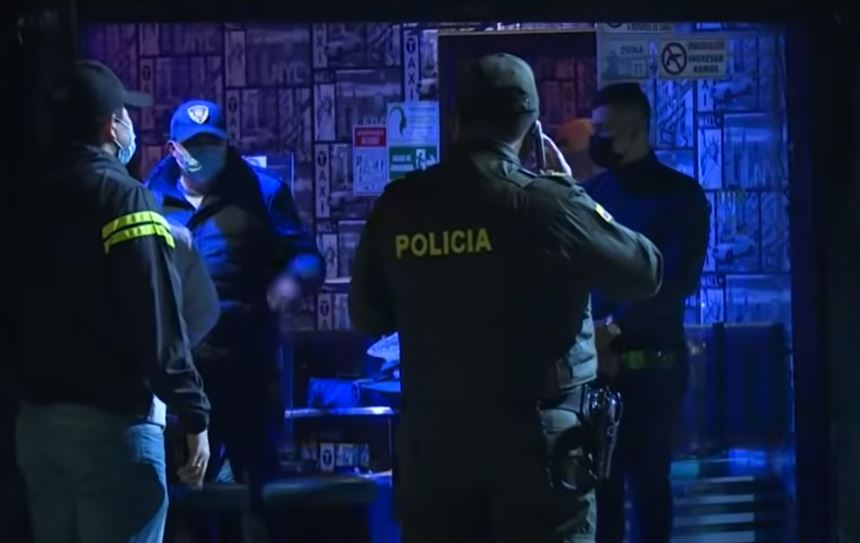 Matan a policía en riña en Fontibón En un terrible acto de intolerancia al occidente de la ciudad, tres hombres con armas blancas se enfrentaron dentro de un bar con dos policías de civil, mientras se disputaba el partido amistoso en el que la selección Colombia derrotó 2-1 a Honduras.
