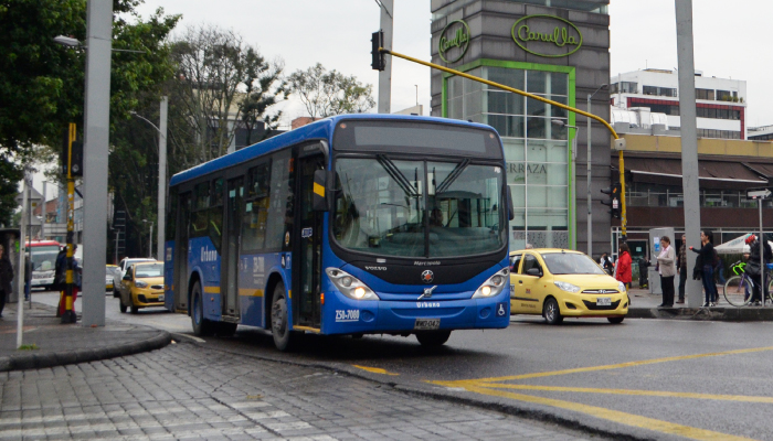 Nuevo atraco masivo a pasajeros de Sitp en Kennedy Los pillos no pierden ninguna oportunidad para robar en la ciudad de Bogotá. Esta vez los afectados fueron los pasajeros y el conductor de un bus Sitp.