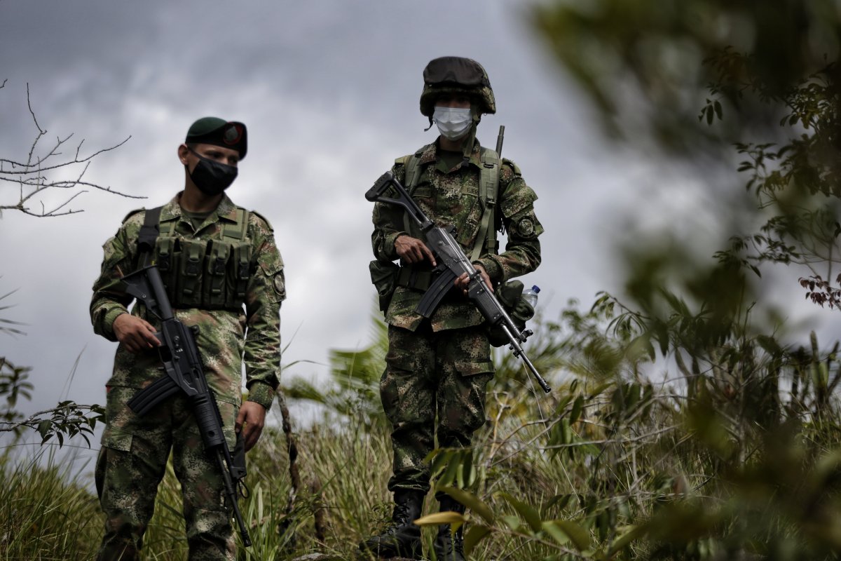 Dos soldados murieron en atentado en el Cauca Dos soldados muertos y un herido es el reporte de las autoridades sobre un atentado contra una patrulla del Ejército en zona rural del Bagre, Bajo Cauca antioqueño.