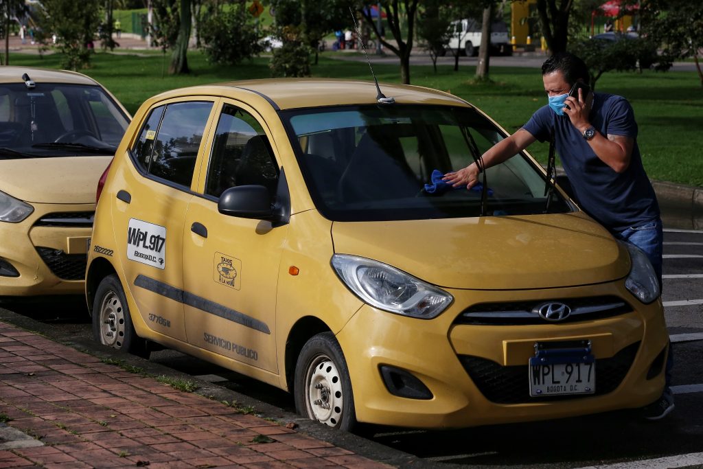 Las tarifas de los taxis en Bogotá también aumentarán este año Al igual que el Transmilenio y el SITP, los taxis aumentarán su tarifa en los pasajes a partir del próximo 11 de enero. El incremento irá desde $100 hasta $300, dependiendo la hora, el lugar y el destino del viaje. 