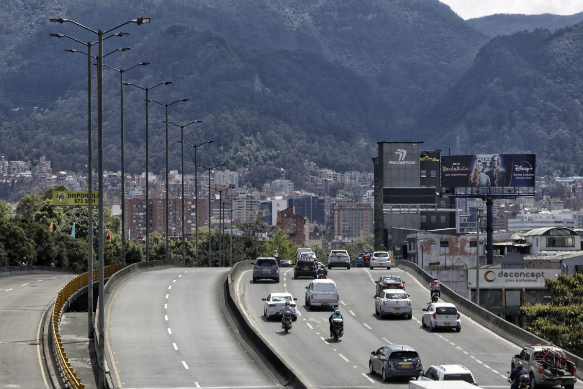 Así funcionará el nuevo pico y placa para los festivos en Bogotá Con el comienzo de este nuevo año 2022, el pico y placa así como las restricciones para el uso del vehículo, empezarán a cambiar los próximos días.