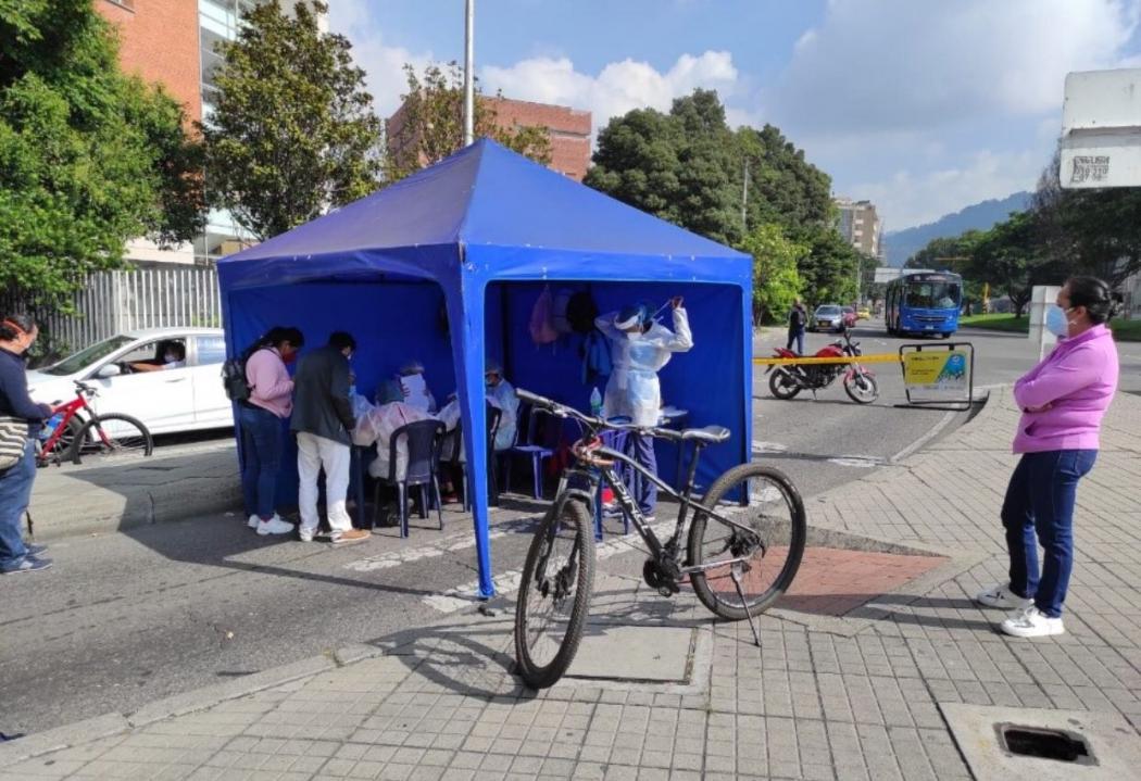 ¡Pilas! Este domingo en la ciclovía habrán puntos de pruebas gratis de COVID-19 Este domingo 16 de enero la Secretaria de Salud ha habilitado 8 puntos a lo largo de la ciclovía de Bogotá para que los ciudadanos puedan tomarse de manera gratuita y segura la prueba PCR mediante hacen su recorrido.