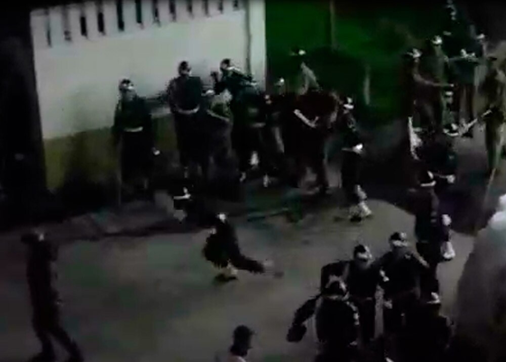 EN VIDEO: Batalla campal entre soldados en Bogotá por intolerancia Con palos, piedras y hasta con los cascos de dotación, un grupo de soldados de Policía Militar protagonizó una batalla campal en el Cantón Norte en Bogotá.