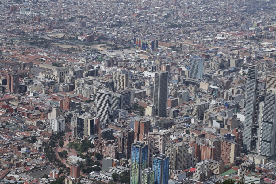 Calidad del aire en Bogotá continúa con condiciones moderadas Las autoridades afirmaron que seguirán monitoreando las concentraciones de aire en Bogotá de material particulado en la calidad del aire en la ciudad debido a los incendios forestales que se presentaron hace algunos días en el sur de país.