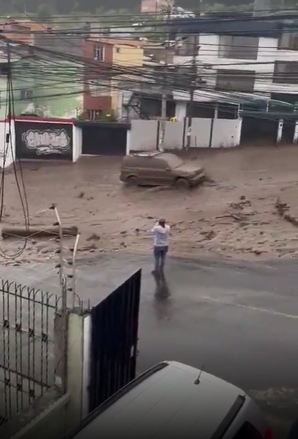 Catorce muertos y 32 heridos por fuerte inundación en Quito, Ecuador Un aluvión el lunes en Quito provocado por las lluvias más intensas registradas en dos décadas dejó al menos 14 muertos tras arrasar una cancha deportiva, informó el martes Servicio Nacional de Gestión de Riesgos.