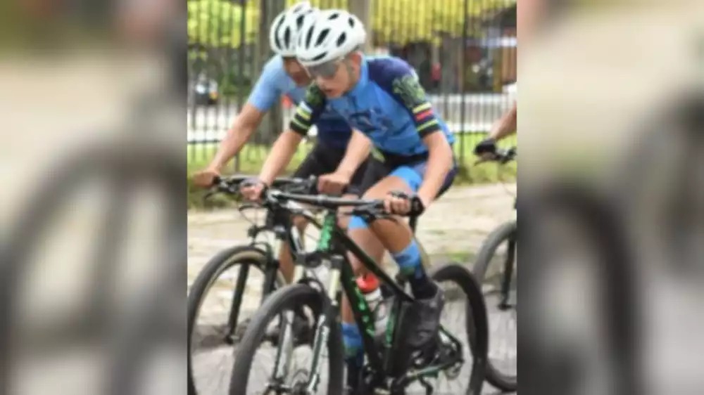 EN VIDEO: Iba a competir en Francia y se le tumbaron la cicla Se trata de Juan Felipe Delgado, un deportista palmirano de 17 años y promesa del ciclismo, a quien en un descuido de 16 segundos le robaron su bicicleta.