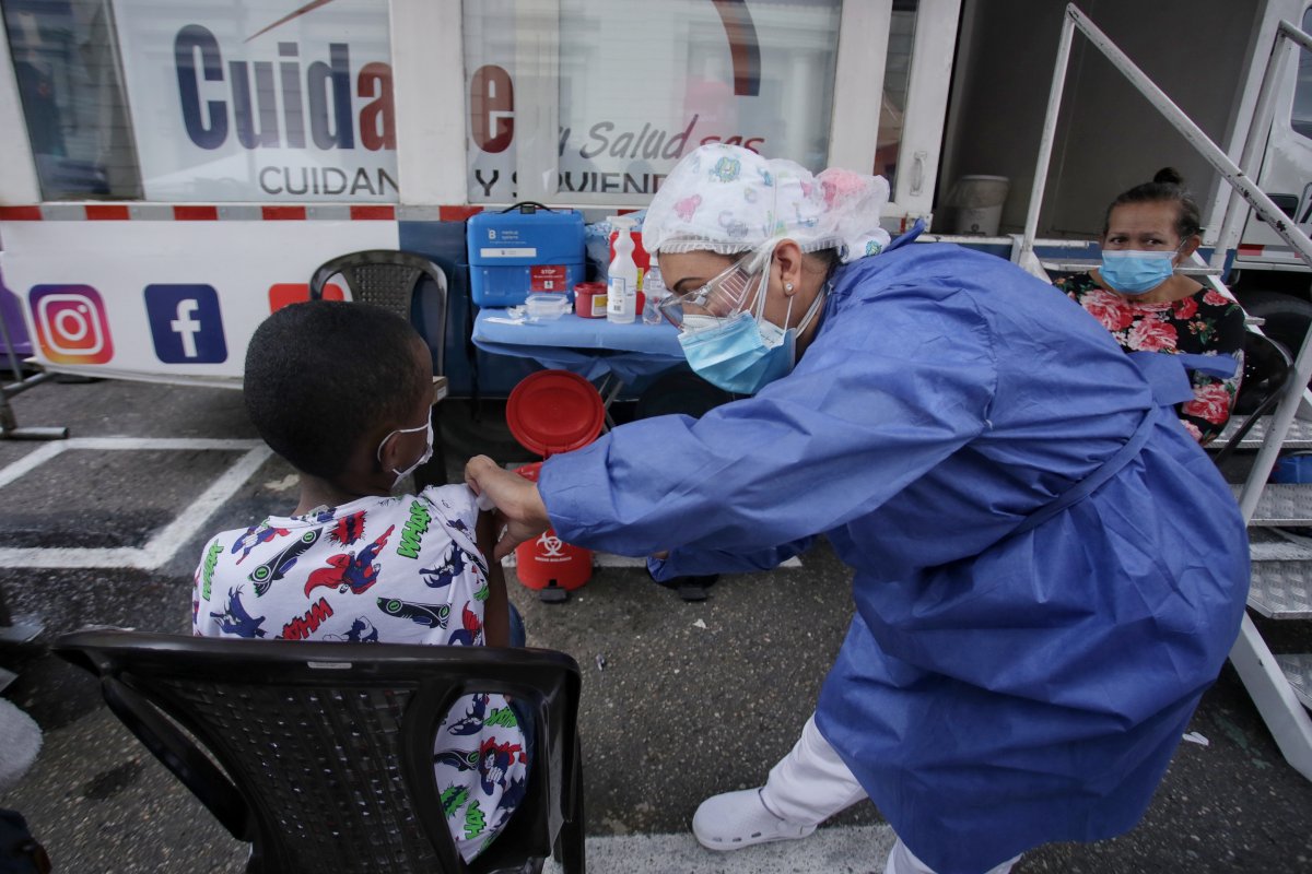 Bogotá tiene el 90% de la población con esquemas completos Este viernes la Alcaldía de Bogotá conmemoró el primer año de la vacunación contra el Covid-19. En la capital del país la primera inyección contra el virus fuet aplicada el 18 de febrero de 2021.