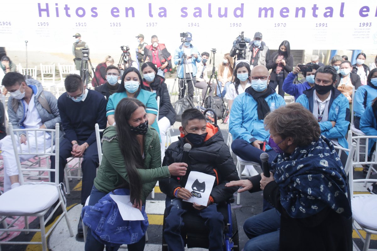 Bogotá tiene el 90% de la población con esquemas completos Este viernes la Alcaldía de Bogotá conmemoró el primer año de la vacunación contra el Covid-19. En la capital del país la primera inyección contra el virus fuet aplicada el 18 de febrero de 2021.