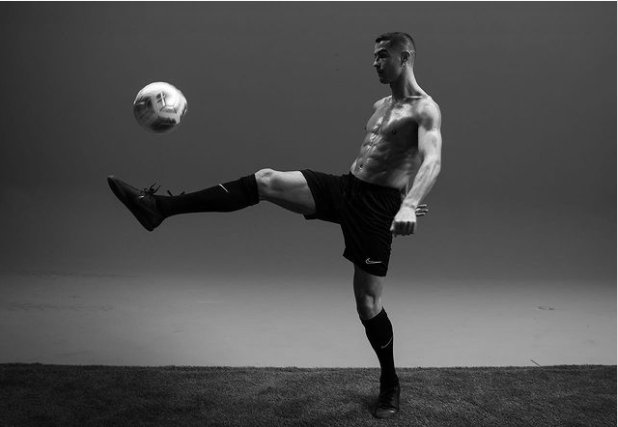 El increíble récord de CR7 en Instagram La reconocida figura del Manchester United y del fútbol mundial, el portugués Cristiano Ronaldo, logró un récord asombroso en Instagram. El delantero superó los 400 millones de seguidores y se convirtió en la persona más influyente de esta red social en todo el mundo.