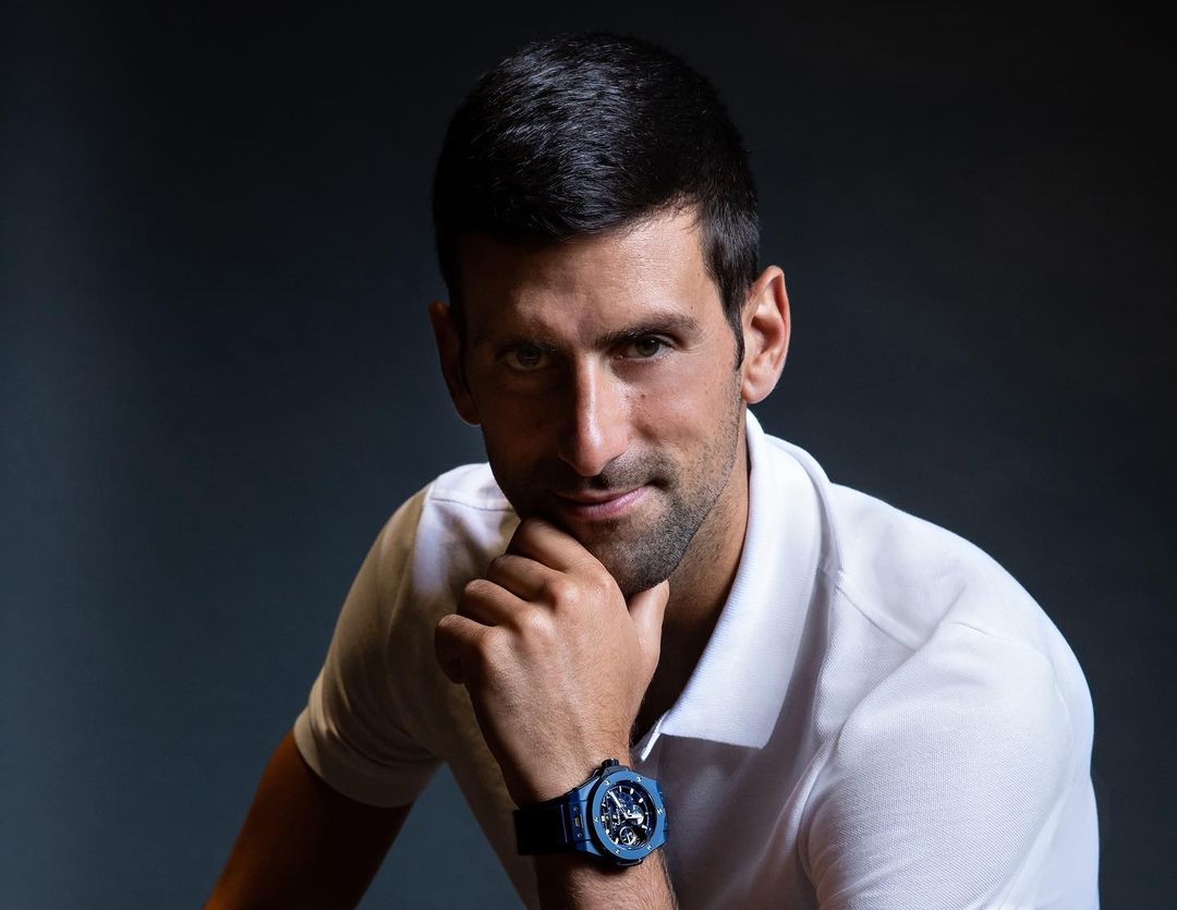 Djokovic prefiere no vacunarse a ser el mejor de la historia El tenista Novak Djokovic, deportado de Australia en enero por no estar vacunado contra la COVID-19, dijo que estaría dispuesto a sacrificar grandes torneos antes que ser obligado a vacunarse contra el virus. Sin embargo, rechazó estar asociado con el movimiento antivacunas.