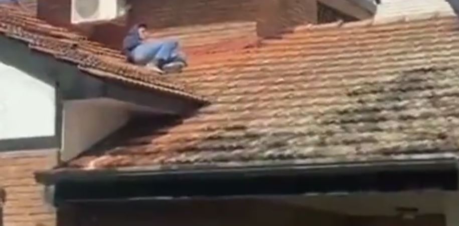 EN VIDEO: Durmió en el tejado y pensaron que era un ladrón ¡Qué rumbita! Un menor de 16 años que durmió en el tejado de una vivienda, terminó en poder de las autoridades luego de ser confundido con un ladrón.