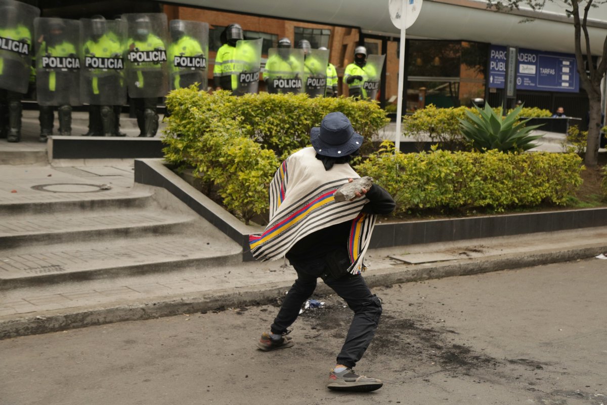 Dejan libres a manifestantes por ataque al hotel Radisson en Bogotá El Juzgado 47 de Control de Garantías de Bogotá dejó en libertad a las dos personas que habían sido capturadas el pasado viernes, por atacar el hotel Radisson, en el norte de Bogotá, en el marco de una protesta contra el Foro de Madrid que se desarrollaba en el lugar.