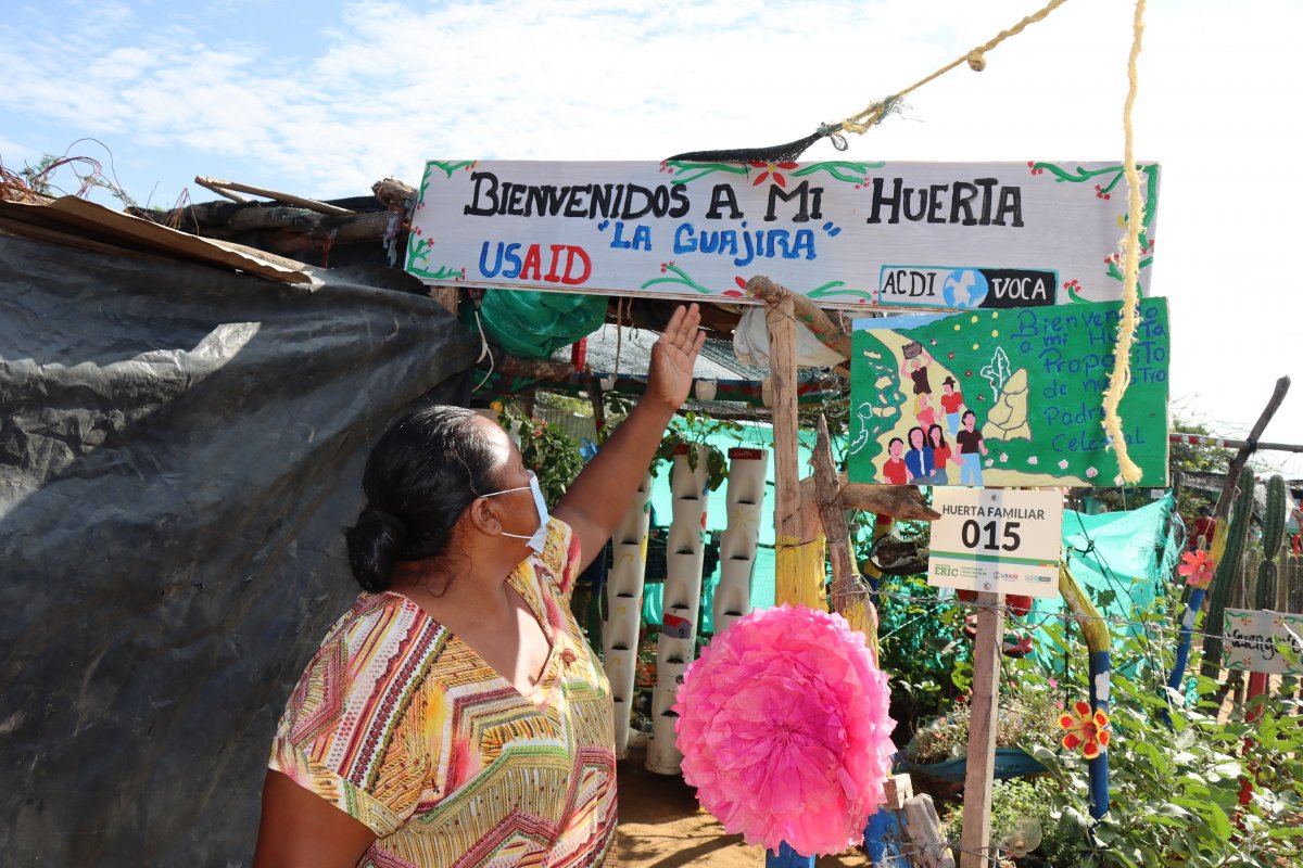 Sembrando en el desierto de Uribia, la capital indígena de Colombia En medio de las arenas de la Alta Guajira, el trabajo mancomunado de indígenas wayúu y migrantes logró crear un oasis que podría garantizar la seguridad alimentaria de la región.