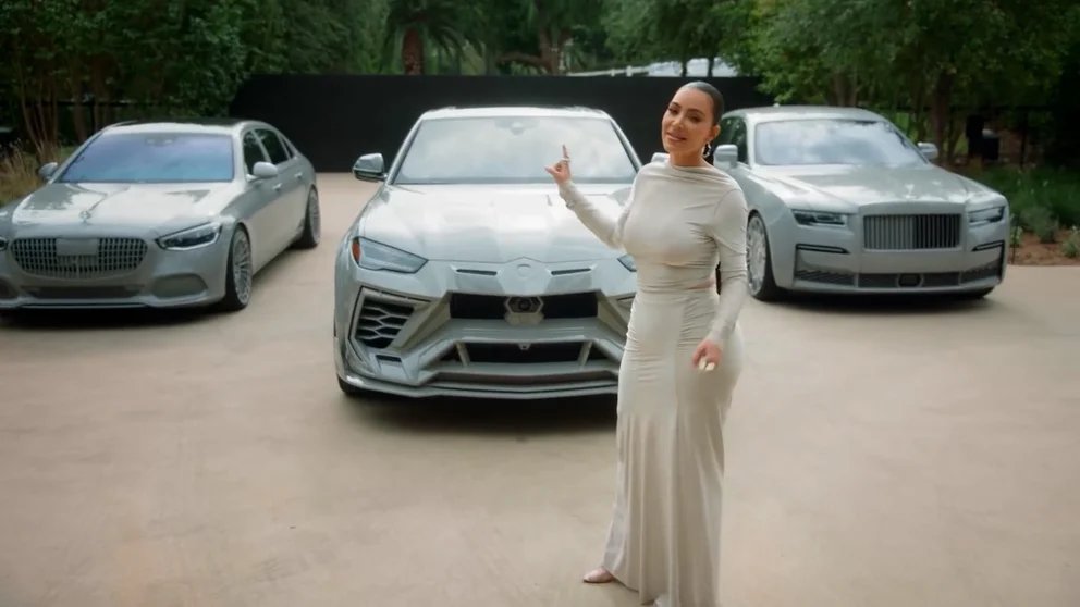 La colección de carros de Kim Kardashian que combinan con su mansión Pero no es la primera vez que Kim Kardashian está en boca de todos por cuenta de sus excentricidades. Recordemos que en junio del año pasado dio bombo con su Lamborghini forrado en piel de cordero blanco, tanto por dentro como por fuera.