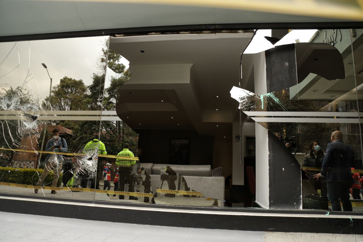Dejan libres a manifestantes por ataque al hotel Radisson en Bogotá El Juzgado 47 de Control de Garantías de Bogotá dejó en libertad a las dos personas que habían sido capturadas el pasado viernes, por atacar el hotel Radisson, en el norte de Bogotá, en el marco de una protesta contra el Foro de Madrid que se desarrollaba en el lugar.