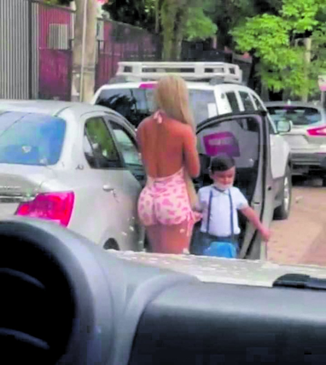 Reapareció la sexy mamá que lleva a su hijo al colegio Esta semana se hizo viral un video grabado en Santa Cruz de la Sierra (Bolivia), donde una madre critica a una mujer por llevar a su hijo al colegio vestida en ropa ligera.