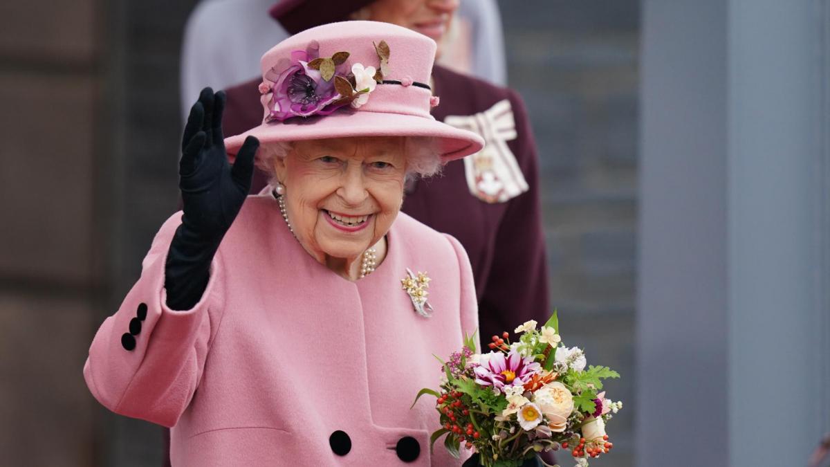 Celebran los 70 años de la reina Isabel II en el trono Miles de personas se reúnen en las calles de Londres en relación con el inicio de la celebración del 70 aniversario de la reina Isabel II en el trono, que durará hasta el 5 de junio, y que constituye la primera fiesta nacional por el 'Jubileo de Platino' de la monarca.