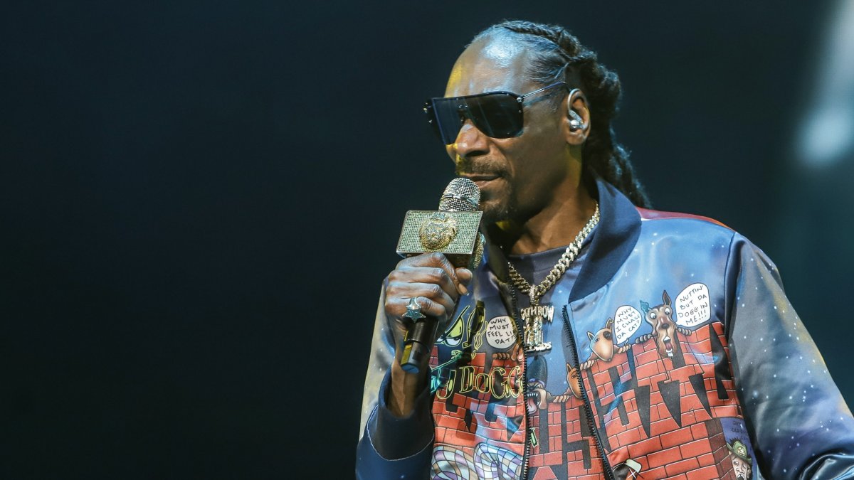 Snoop Dogg es demandado por agresión sexual Una mujer demandó al rapero estadounidense Snoop Dogg a quien acusa de haberla agredido sexualmente en 2013 en California. La demanda fue consignada el miércoles ante un tribunal federal de Los Ángeles.