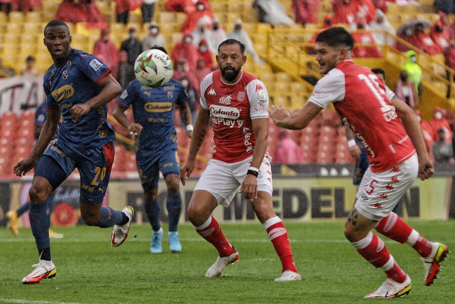 Santa Fe respira, volvió a ganar en la Liga Independiente Santa Fe le puso fin a su mal momento en la Liga. Este sábado, en El Campín, el cuadro 'Cardenal' se impuso 1-0 sobre el Medellín y se reivindicó con su afición, luego de dos derrotas consecutivas.