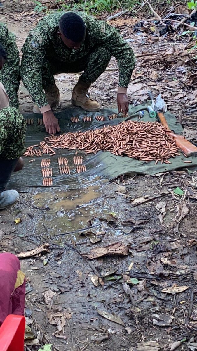 Se incautaron más de 3 mil proyectiles de las disidencias de las Farc En una operación conjunta entre la Armada de Colombia y el Ejército Nacional fue capturado un hombre que se movilizaba a bordo de una embarcación artesanal tipo canoa sobre el río Sencella, quien tenía en su poder 3.370 cartuchos de munición calibre 7.62 milímetros.