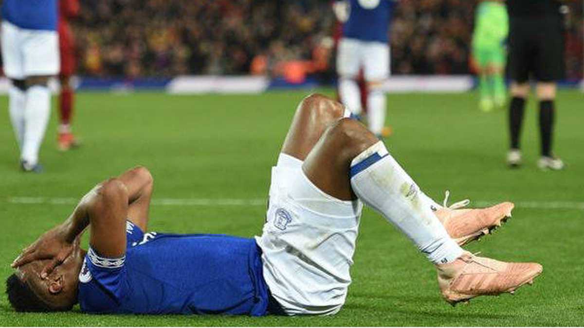 Una vez más se lesionó Yerry Mina El jugador colombiano Yerry Mina no pudo terminar el partido entre el Everton y el Newcastle por la Liga Premier League, disputado este martes, ya que presentó molestias en su pierna derecha y en el minuto 35 se tuvo que retirar de la chancha.