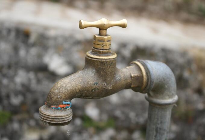 ¡Alístese! habrán cortes de agua este lunes La Empresa de Acueducto y Alcantarillado de Bogotá informó que realizará diferentes obras para mejorar el suministro del agua en algunos sectores de la capital, es por ello que se presentarán cortes de agua este lunes 11 de julio de 2022.