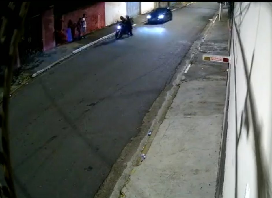 EN VIDEO: motorizados roban a transeúntes y el karma fue instantáneo A través de las redes sociales se conoció un impresionante video, en el que dos ladrones que se movilizaban en una moto, fueron arrollados por un auto que venía a toda velocidad.