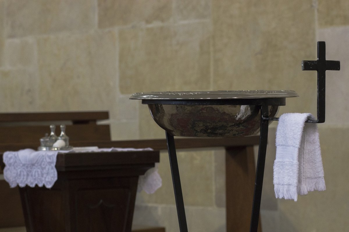 Sacerdote colombiano 'perdió' 20 años de bautizos El sacerdote colombiano y padre católico en Estados Unidos, Andrés Arango, utilizó un pronombre equivocado en bautizos, lo que hizo que invalidaran el sacramento durante más de 20 años.