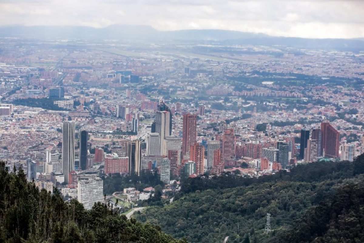 Calidad del aire en Bogotá continúa con condiciones moderadas Las autoridades afirmaron que seguirán monitoreando las concentraciones de aire en Bogotá de material particulado en la calidad del aire en la ciudad debido a los incendios forestales que se presentaron hace algunos días en el sur de país.
