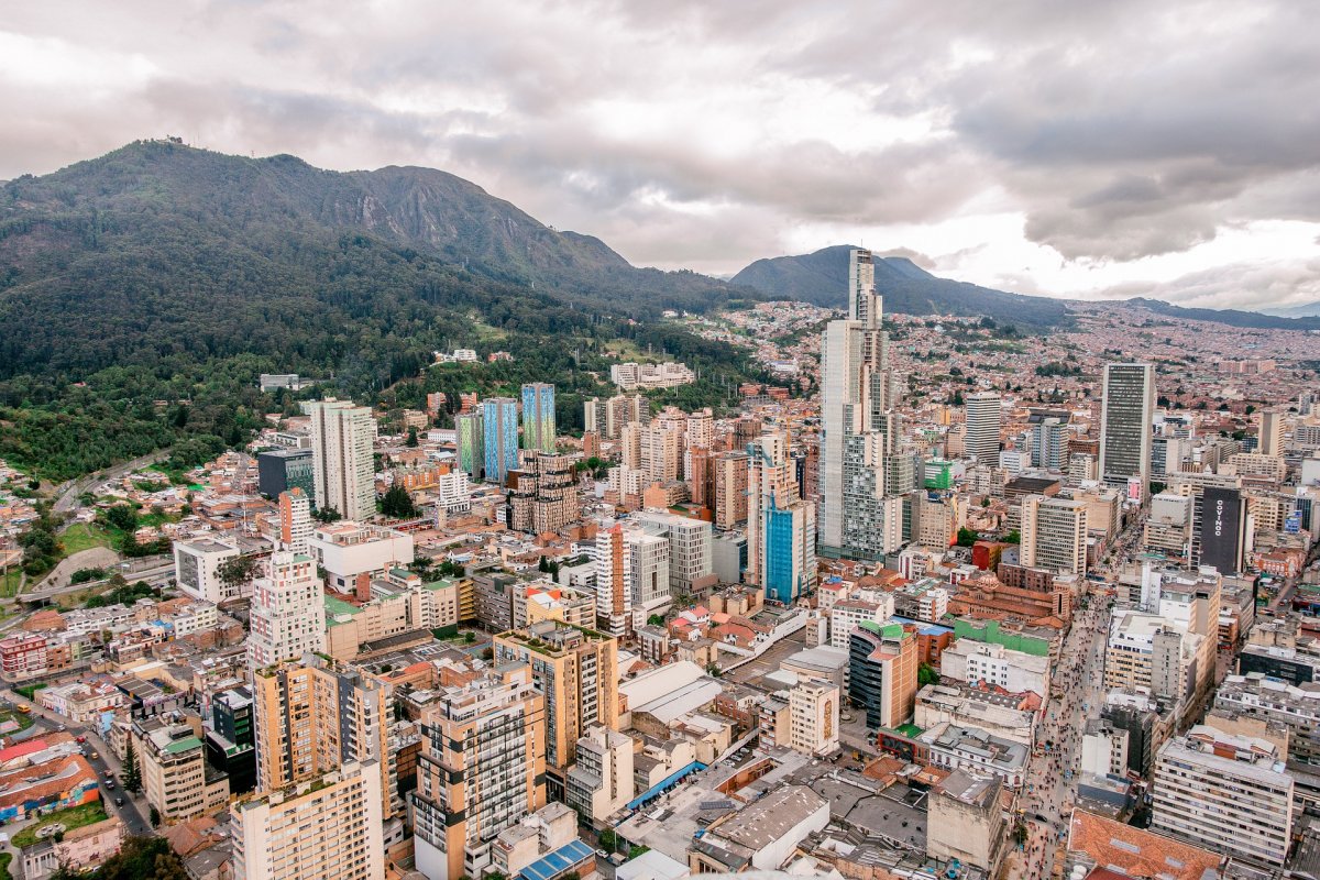 Calidad del aire en Bogotá ha mejorado pero se mantiene la alerta La Alcaldía de Bogotá informó que este lunes la ciudad ha mostrado una disminución considerable en las concentraciones de material particulado durante las últimas horas, lo que indica que la calidad del aire en Bogotá ha mejorado.