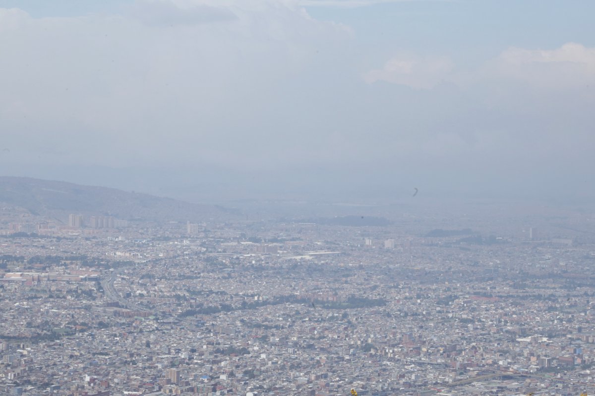 Calidad del aire en Bogotá se vería afectada La Secretaría de Ambiente de Bogotá informó que debido a los incendios forestales que se han presentado durante los últimos días en varias regiones del país, y en parte de Venezuela, la calidad del aire de Bogotá y otras partes del territorio se podrían ver afectadas.