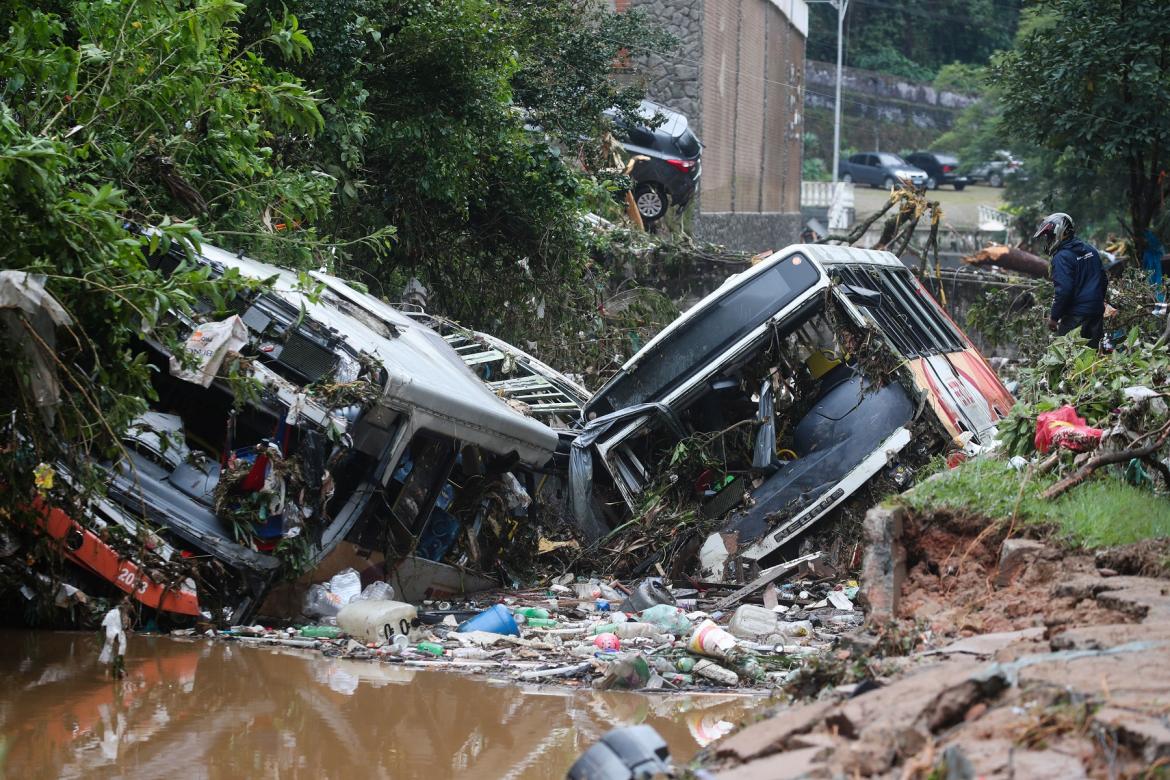 Tragedia en Brasil deja más de 100 muertos por numerosos deslizamientos Rescatistas y voluntarios continúan desesperadamente en la búsqueda de más desaparecidos por las lluvias torrenciales que ya dejaron 104 muertos en la ciudad de Petrópolis, en Brasil.