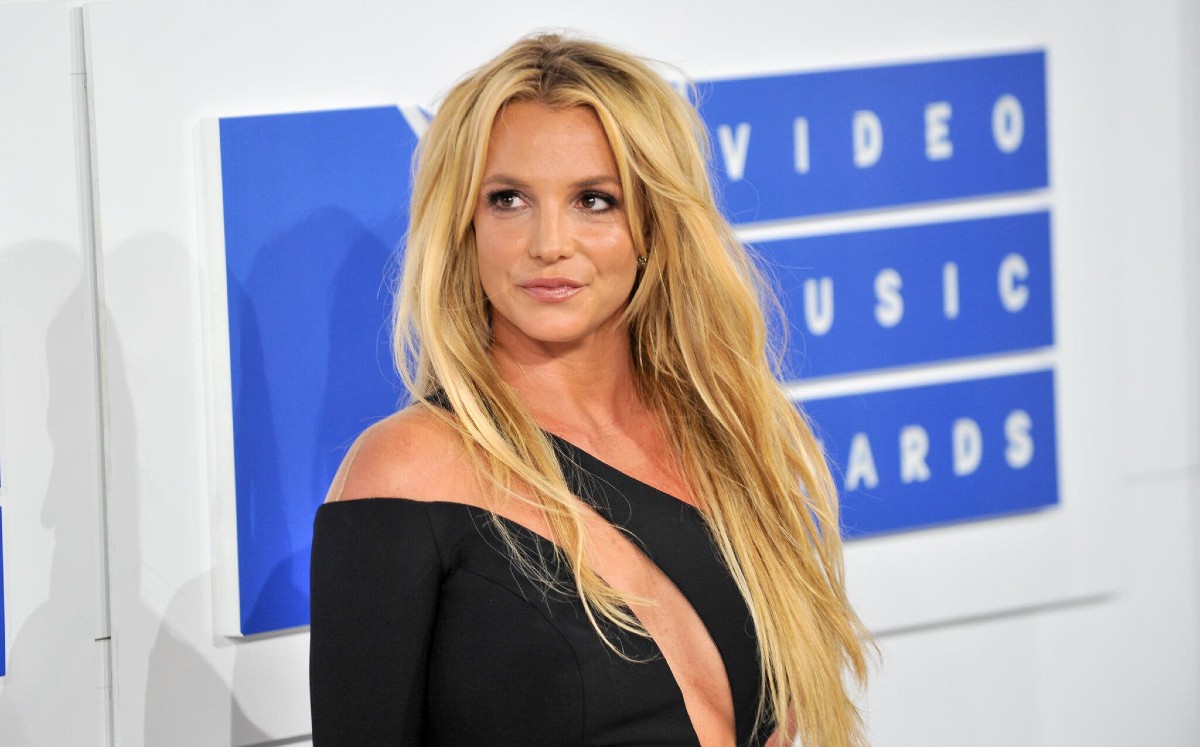 Tras millonario acuerdo, Britney Spears publicará un libro con su historia Según medios estadounidenses, la cantante y figura del espectáculo, Britney Spears, firmó un millonario acuerdo con la editorial Simon & Schuster para relatar en un libro su carrera y los duros momentos que pasó tras la tutela con su padre.