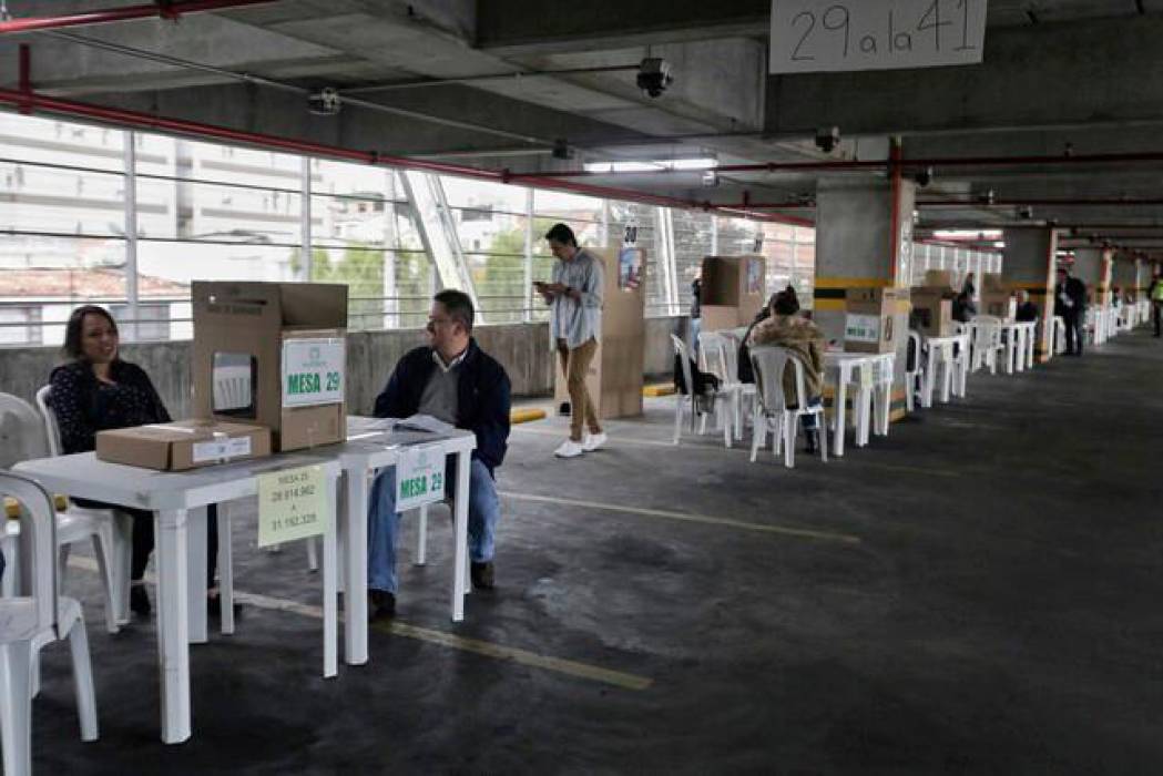 Cerradas las urnas Después de ocho horas de una jornada de votación tranquila y en normalidad, sobre las 4:00 de la tarde cerraron las 102.152 meses instaladas en los 12.513 puestos de votación, donde estaban habilitados más de 39 millones de colombianos para ejercer su derecho al voto.