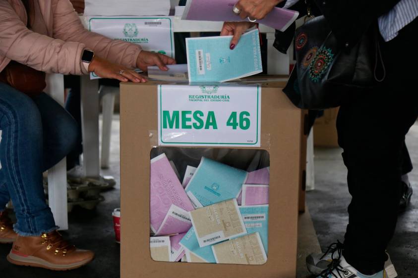 Listo el censo para las elecciones: 38 mil colombianos podrán votar La Registraduría Nacional publicó el censo electoral que se tendrá para las elecciones de Congreso de la República para el 13 de marzo próximo, 38.819.901 ciudadanos, como también se designaron a los 727.823 jurados de votación en todo el país para dichas elecciones.