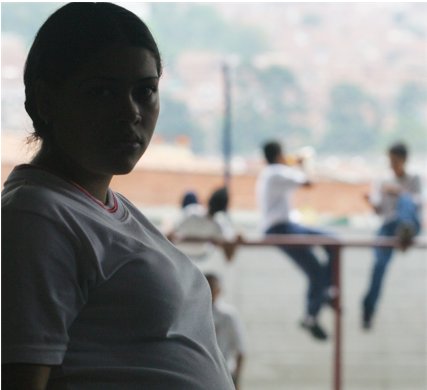 Embarazo infantil aumentó 19,4 % en el país durante 2021  Entre enero y octubre de 2021 se presentó un incremento de 144 casos (19,4 %) en el número de nacimientos por embarazos en niñas entre los 10 y 14 años de edad, comparado con en el mismo periodo de 2020, según informó la Defensoría del Pueblo.