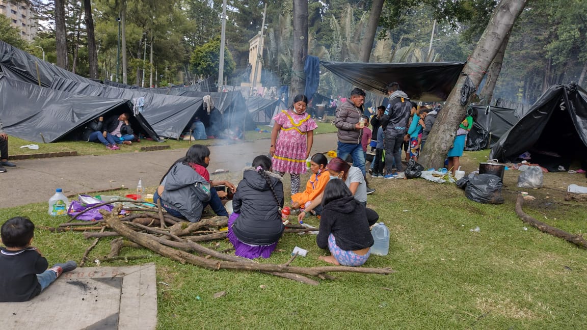 Indígenas embera en Bogotá: entre ratas y tuberculosis Lejos de su tierra, un millar de indígenas desplazados por el conflicto acampan en el Parque Nacional de Bogotá desde septiembre. La desoladora postal trae a la memoria la violencia en los confines de Colombia donde los grupos armados imponen su ley.