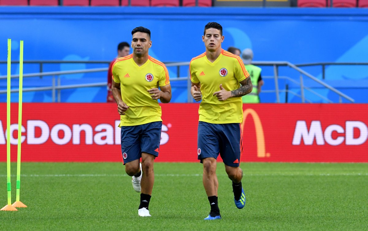 Falcao y James se burlan de la supuesta pelea que les inventaron Falcao García y James Rodríguez bromearon en sus redes sociales desmintiendo una supuesta pelea que un periodista les inventó en el camerino de la Selección Colombia.