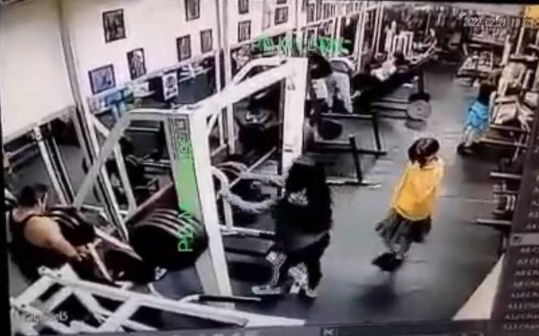 EN VIDEO: Una mujer perdió la vida al levantar una barra en un gimnasio Recientemente se conoció el impactante video de una mujer en un gimnasio que perdió la vida al no poder soportar una barra que cargó sobre sus hombros con 180 kilos de peso.