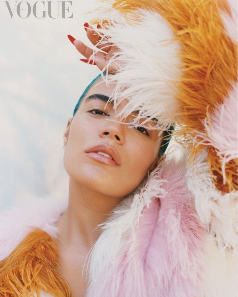 Karol G posa en la portada de Vogue sin maquillaje La cantante de reggaetón Karol G dio a conocer por medio de su cuenta de Instagram que posó para la revista Vogue México y Latinoamérica, donde celebra la belleza natural, pues la artista salió luciendo su rostro sin maquillaje.
