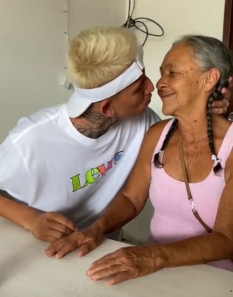 Le dan palo a 'La Liendra' por video besando a una ancianita El creador de videos en redes sociales conocido como 'La Liendra' volvió a ser noticia por un polémico video que se está haciendo viral en Instagram. En este caso, de acuerdo con varios seguidores, se pasó de la raya, pues besó a una ancianita.